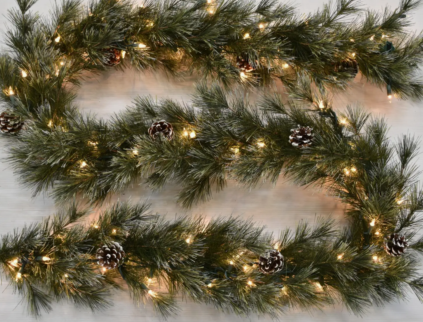 XMAS - Frosted Foxtail garland pre-lit